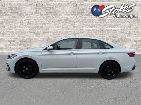 Certified 2025 Volkswagen Jetta SE FWD image 8