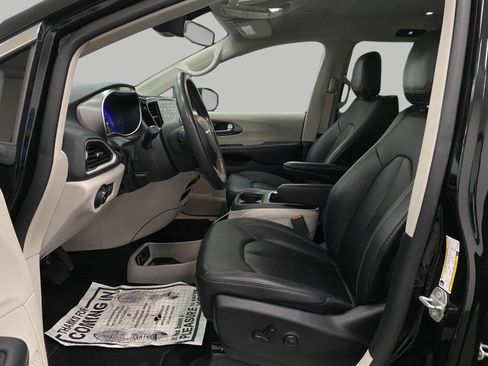 Used 2024 Chrysler Pacifica Touring-L FWD image 25
