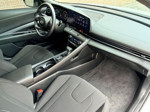 Used 2025 Hyundai Elantra SEL FWD image 22
