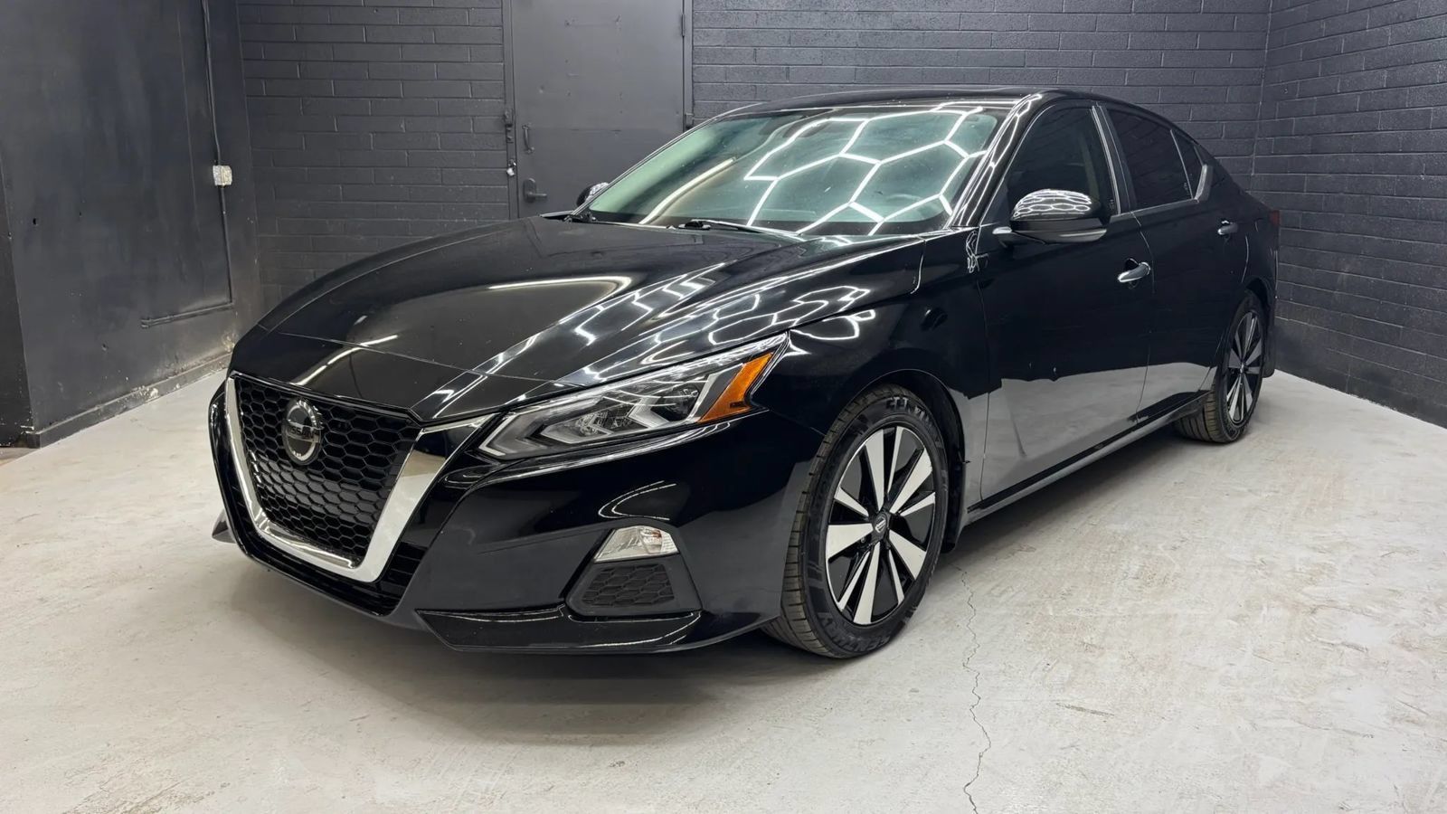 Used 2021 Nissan Altima 2.5 SV w/ SV Premium Package FWD image 2
