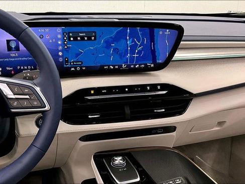 Used 2025 Buick Enclave Avenir image 7