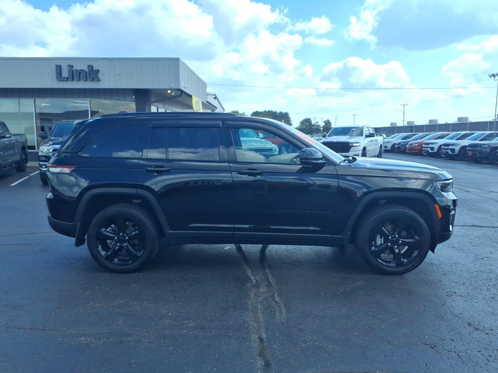 Used 2023 Jeep Grand Cherokee Altitude AWD/4WD image 2