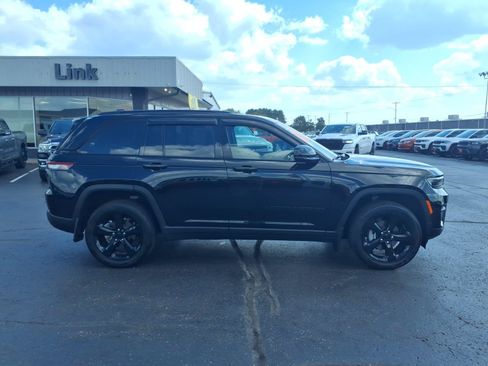 Used 2023 Jeep Grand Cherokee Altitude AWD/4WD image 2