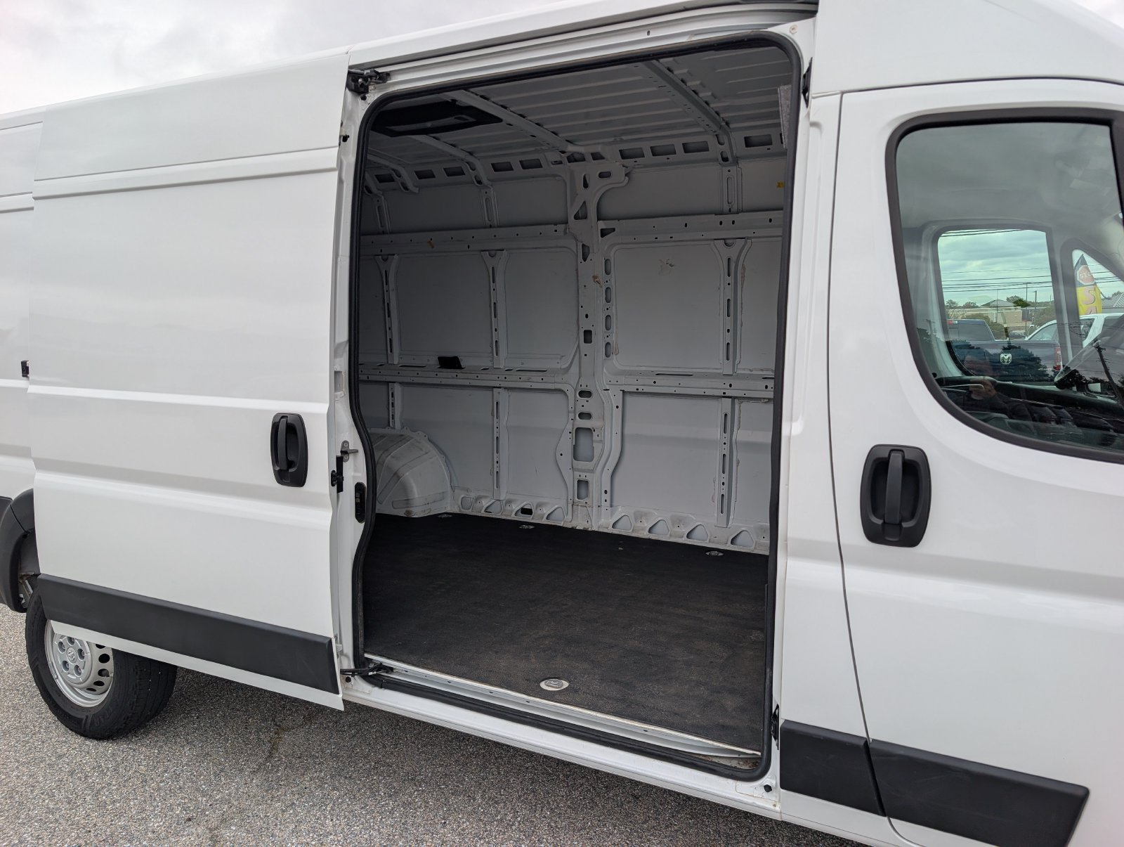 Used 2025 RAM ProMaster 2500 w/ Convenience Group FWD image 12