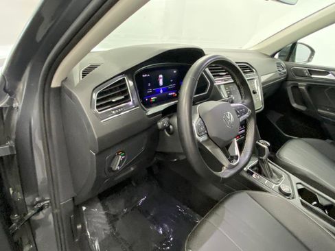 Used 2023 Volkswagen Tiguan SE image 32