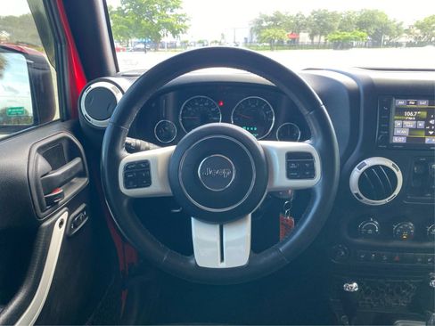 Used 2015 Jeep Wrangler Unlimited Sahara AWD/4WD image 13