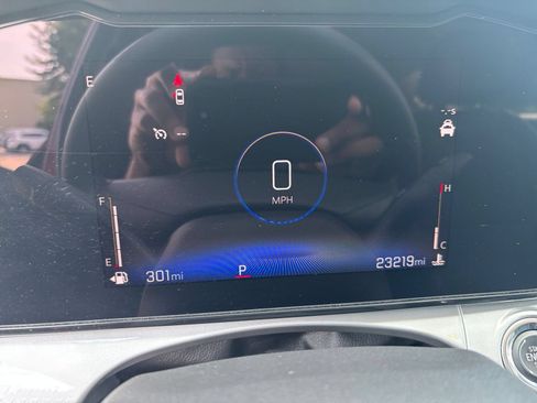 Used 2025 Chevrolet Trax LT FWD image 39