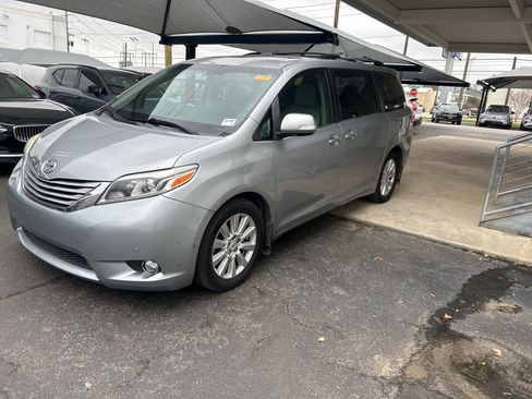 Used 2017 Toyota Sienna Limited image 1