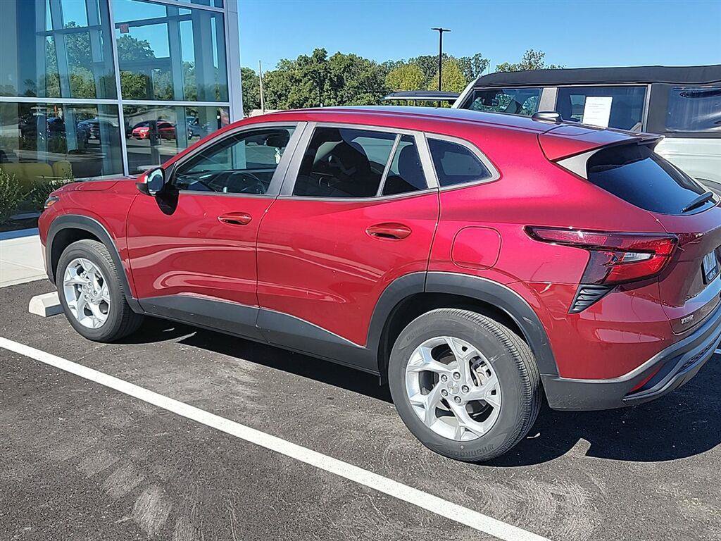 Used 2024 Chevrolet Trax LS w/ LS Convenience Package FWD image 4