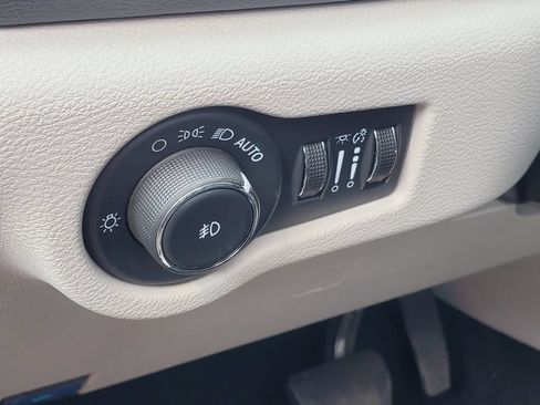 Used 2024 Chrysler Pacifica Touring-L FWD image 10