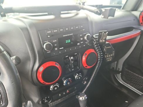 Used 2016 Jeep Wrangler Unlimited Sahara image 13