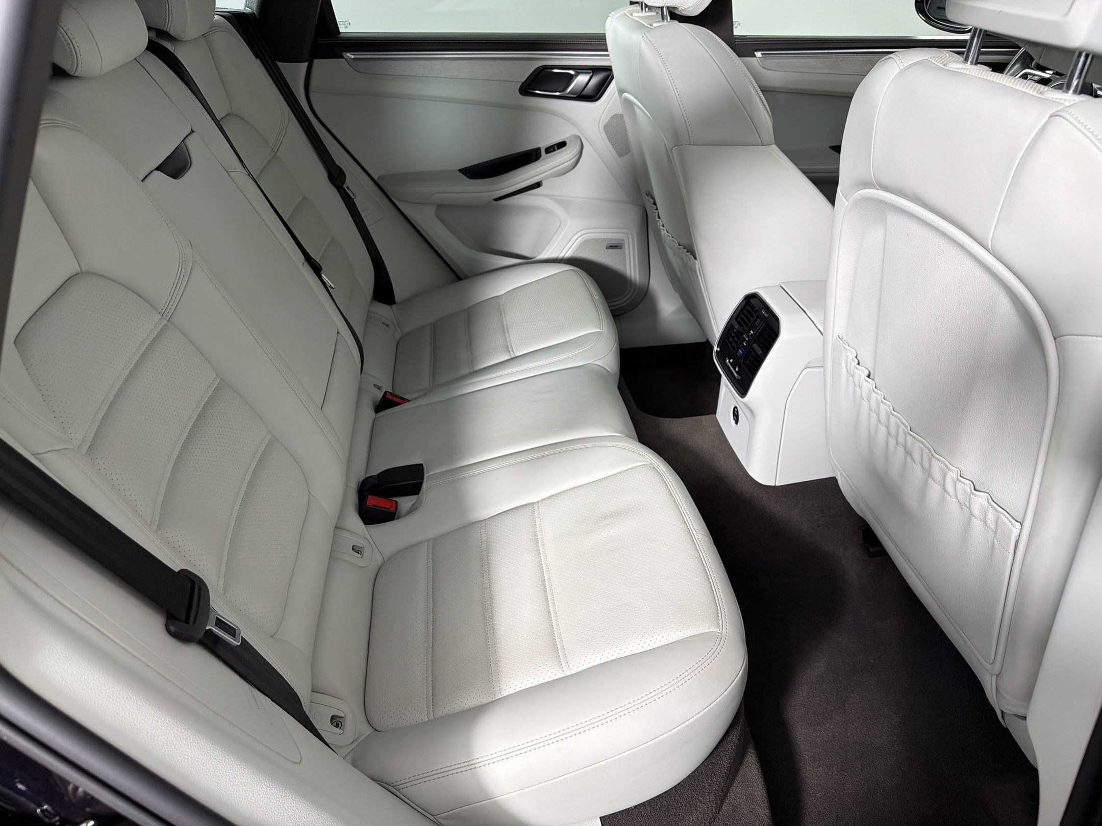Certified 2021 Porsche Macan Turbo AWD/4WD image 30