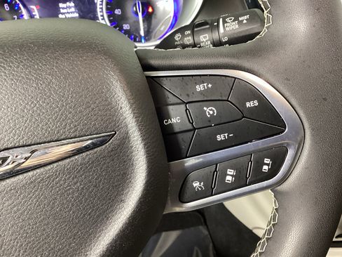 Used 2023 Chrysler Pacifica Touring-L FWD image 24