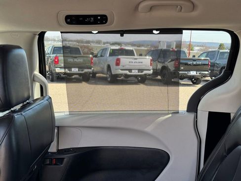 Used 2024 Chrysler Pacifica Touring-L FWD image 11