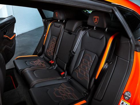 Used 2025 Lamborghini Urus SE AWD/4WD image 24