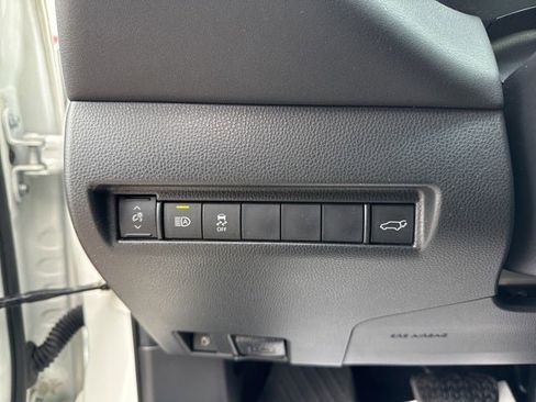 Used 2021 Toyota Venza LE image 23