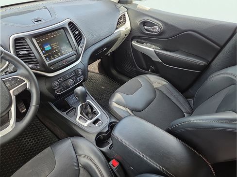 Used 2018 Jeep Cherokee Latitude Plus w/ Comfort/Convenience Group FWD image 12