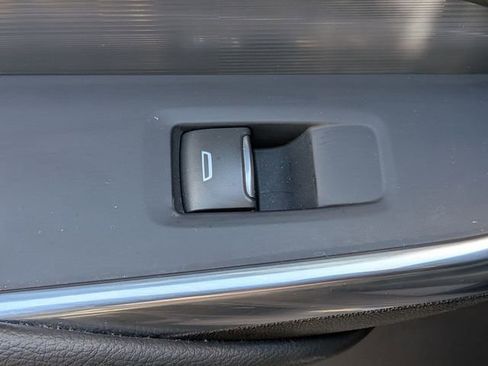 Used 2025 Cadillac XT4 Premium Luxury FWD image 29