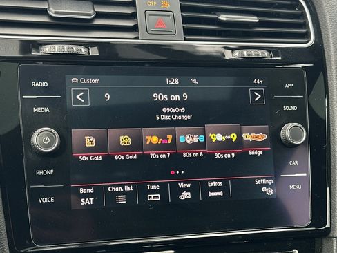 Used 2018 Volkswagen GTI SE image 18