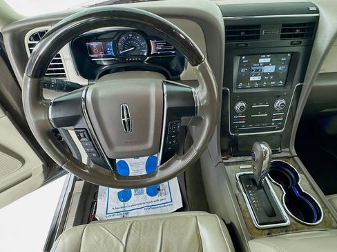 Used 2017 Lincoln Navigator Select RWD image 12