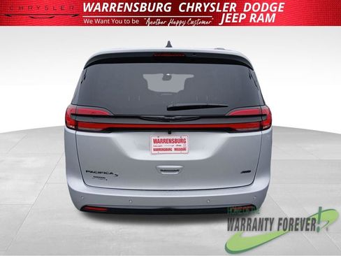 New 2026 Chrysler Pacifica Select image 5