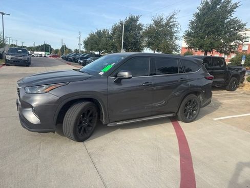 Used 2022 Toyota Highlander LE FWD image 7