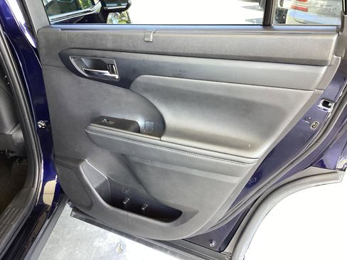 Used 2023 Toyota Highlander XLE AWD/4WD image 15