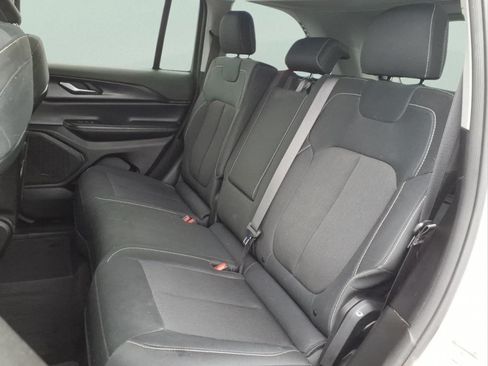 Used 2023 Jeep Grand Cherokee Laredo AWD/4WD image 24