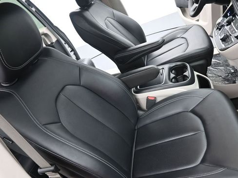 Used 2024 Chrysler Pacifica Limited FWD image 11