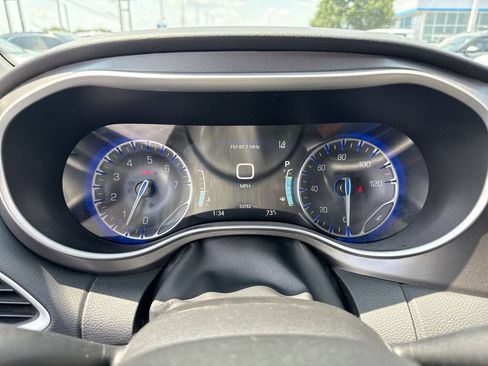 Used 2024 Chrysler Pacifica Touring-L FWD image 15