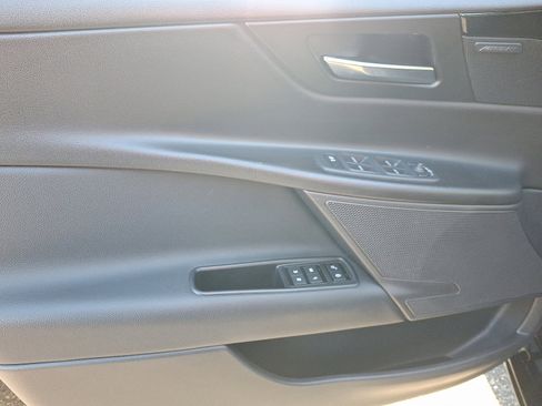 Used 2017 Jaguar XE Premium image 12