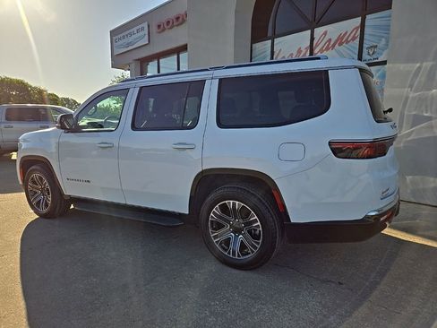 Used 2024 Jeep Wagoneer Series II w/ Flexible Seating Group AWD/4WD image 6