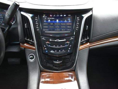 Used 2019 Cadillac Escalade Premium Luxury RWD image 19