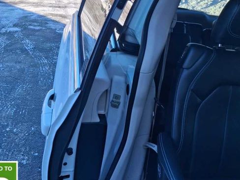 Used 2024 Chrysler Pacifica Touring-L image 18
