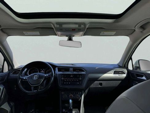 Used 2018 Volkswagen Tiguan SE w/ Panoramic Sunroof Package image 39