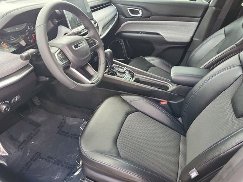 Used 2025 Jeep Compass Latitude AWD/4WD image 11