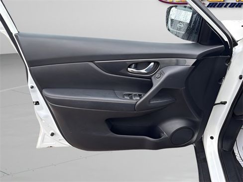 Used 2017 Nissan Rogue S image 6