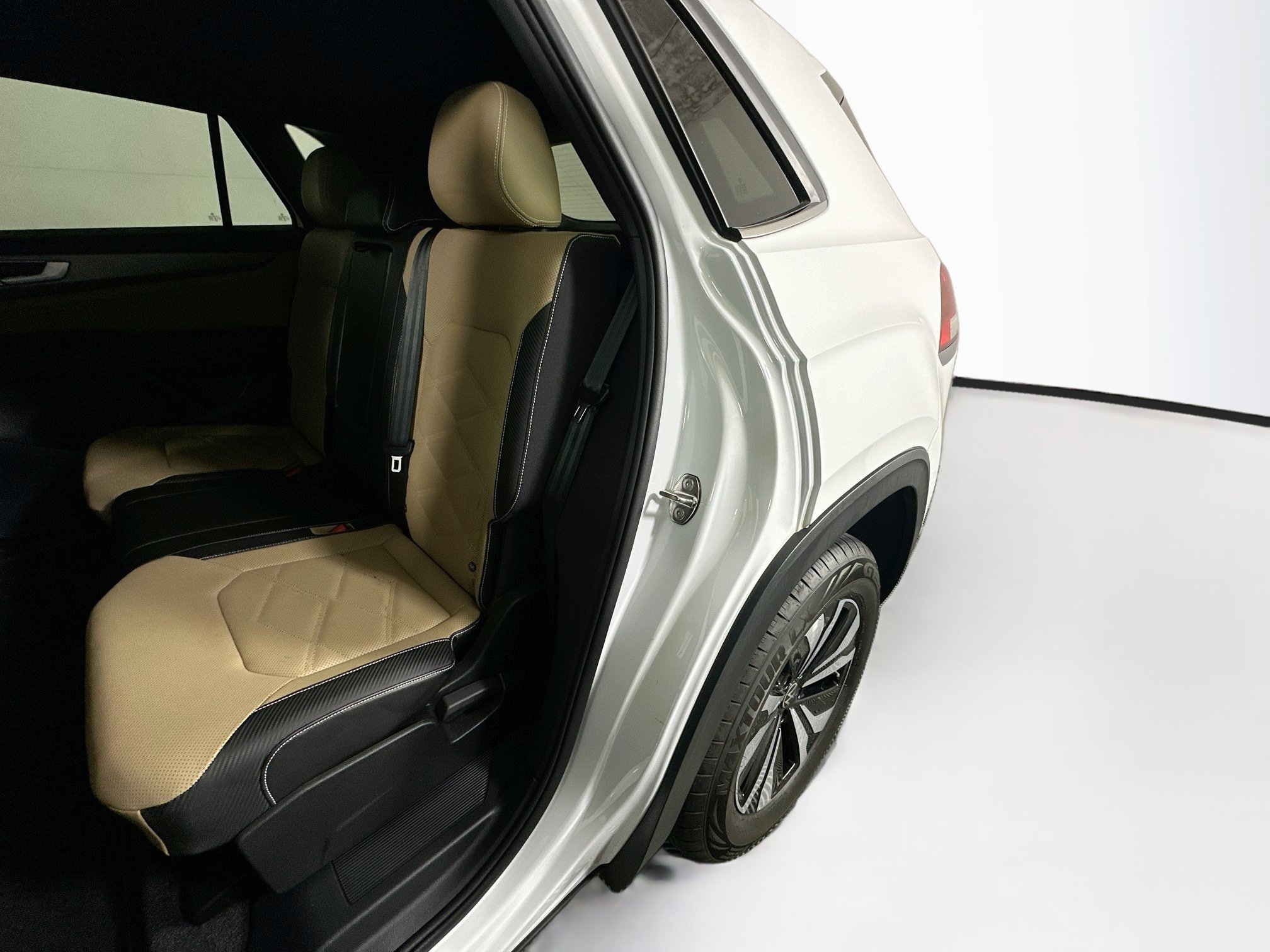 Used 2024 Volkswagen Atlas Cross Sport SE FWD image 26