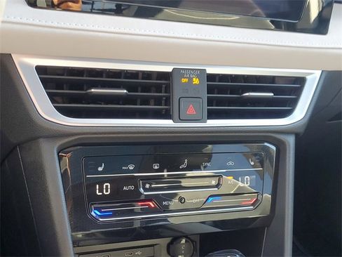 Certified 2025 Volkswagen Taos SE w/ Panoramic Sunroof Package image 21
