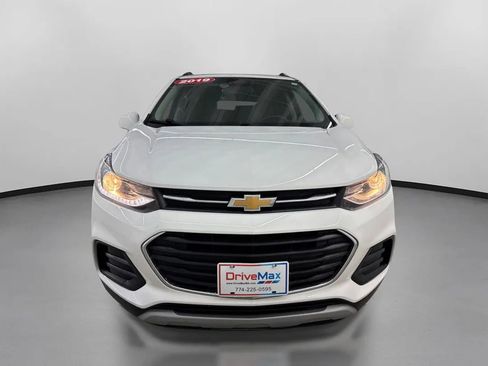 Used 2019 Chevrolet Trax LT w/ LT Convenience Package image 2