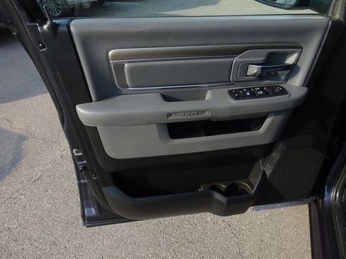 Used 2018 RAM 1500 Classic SLT AWD/4WD image 13