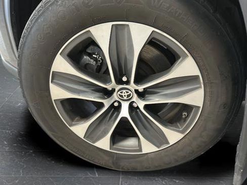 Used 2021 Toyota Highlander XLE AWD/4WD image 37