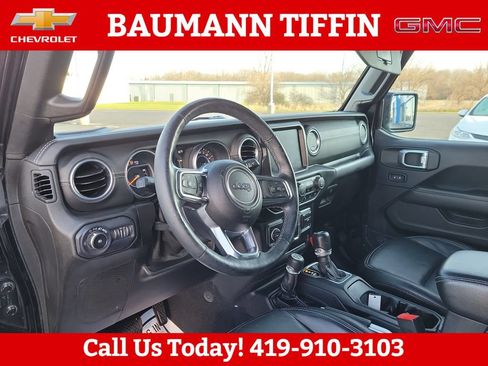Used 2018 Jeep Wrangler Unlimited Sahara AWD/4WD image 3