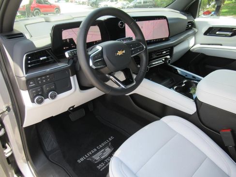 Used 2026 Chevrolet Suburban Premier AWD/4WD image 17