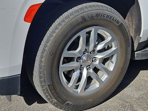 Used 2024 Chevrolet Suburban LT RWD image 5