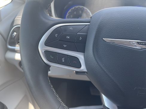 Used 2023 Chrysler Pacifica Limited FWD image 19