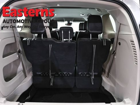 Used 2024 Chrysler Pacifica Touring-L FWD image 9
