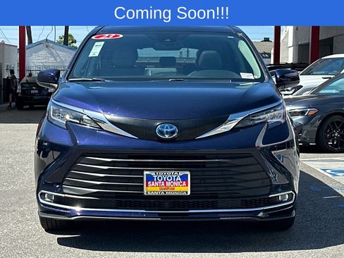 Used 2023 Toyota Sienna XLE image 9