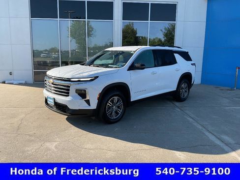 Used 2025 Chevrolet Traverse LT w/ Enhanced Driving Package FWD image 1