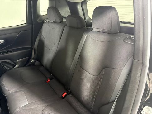 Used 2020 Jeep Renegade Altitude w/ UConnect 8.4 Nav Group FWD image 21
